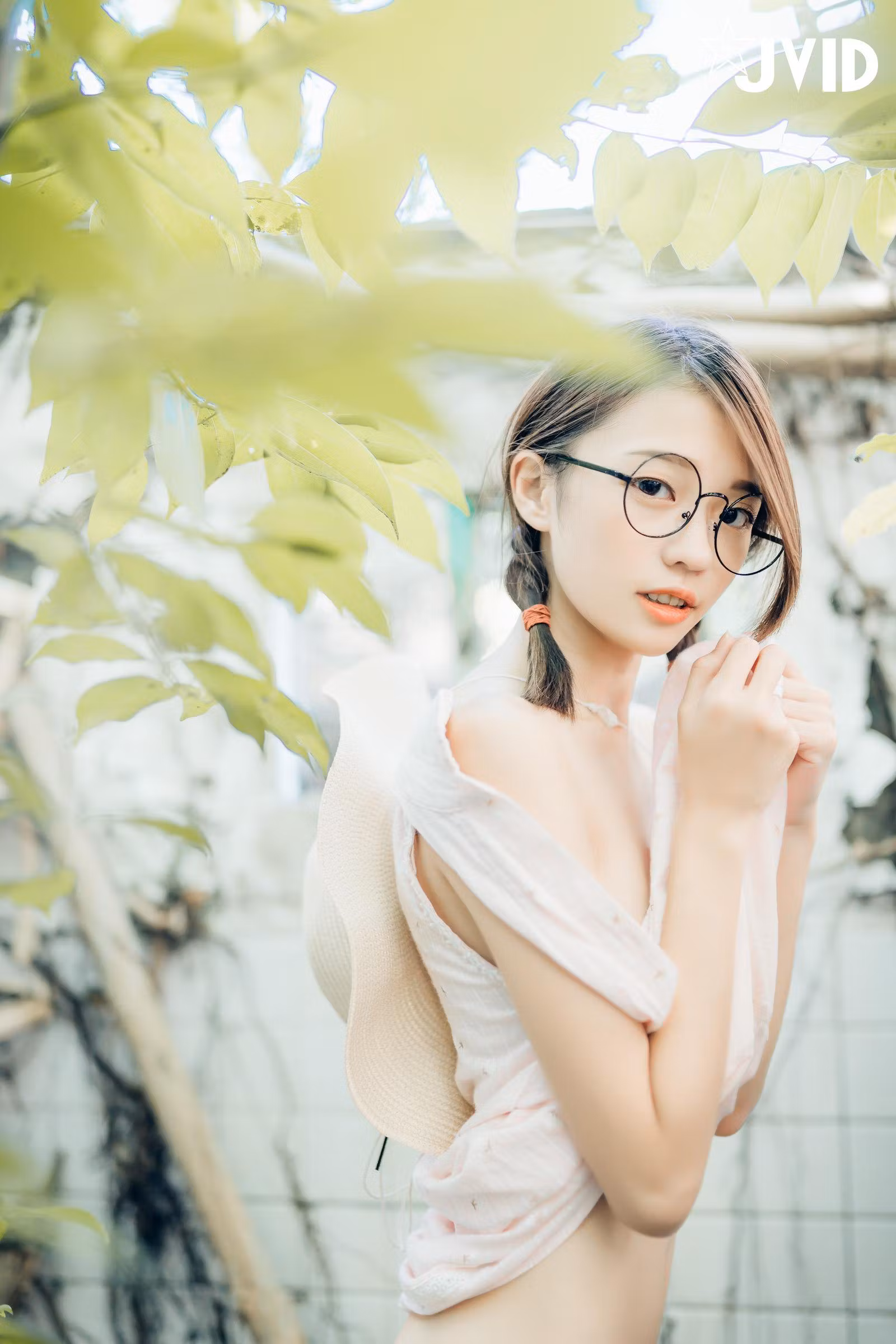 褪去清纯连衣裙后显露丰满美臀翘臀线条